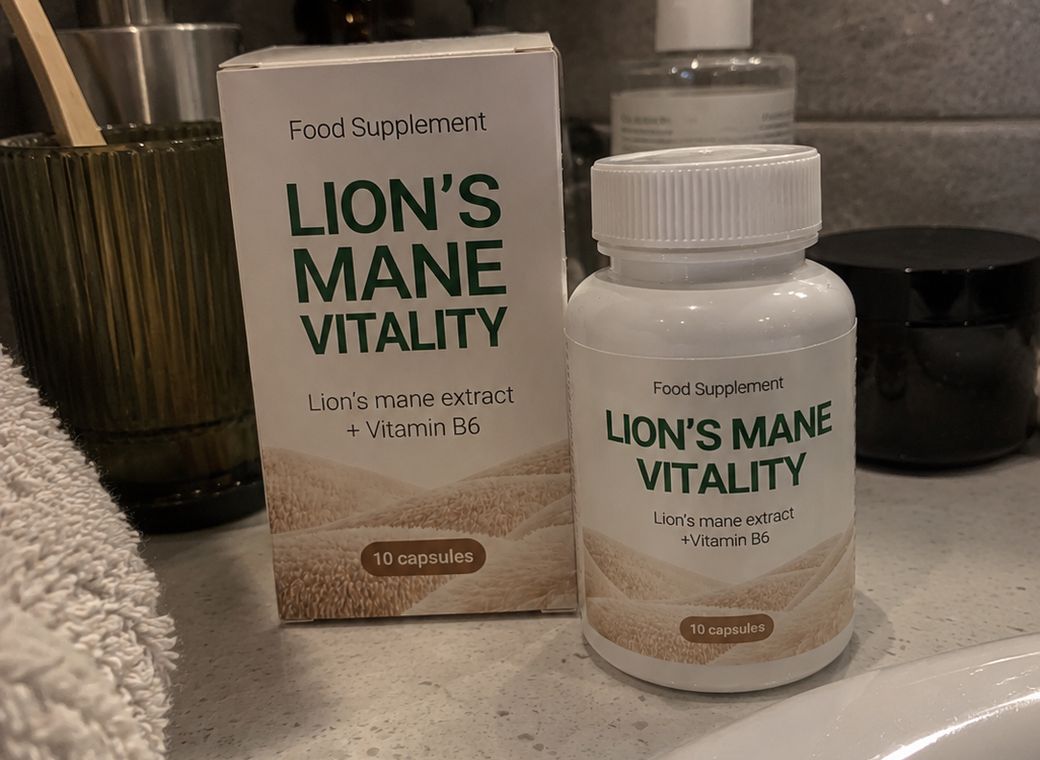 Flaconul Lion's Mane Vitality lângă un pahar cu apă
